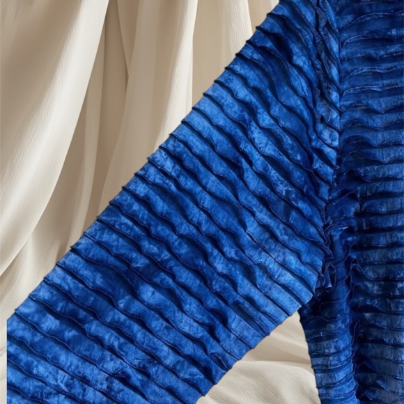 💙 Blue Blouse 💙 - Picture 3 of 4